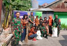 Anggota Koramil 1408-08/Makassar Bersama Komponen Masyarakat Gelar Karya Bakti Pembersihan Selokan