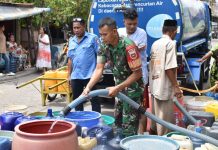 Jelang HUT TNI ke-79, Kodim 1408/Makassar Salurkan Air Bersih ke Warga